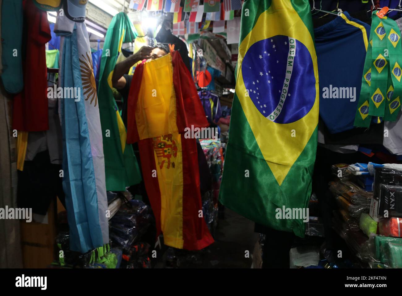 フラッグス　ジャパン シンプルなデザインで北欧スタイル！6色から選べる 4灯シーリング