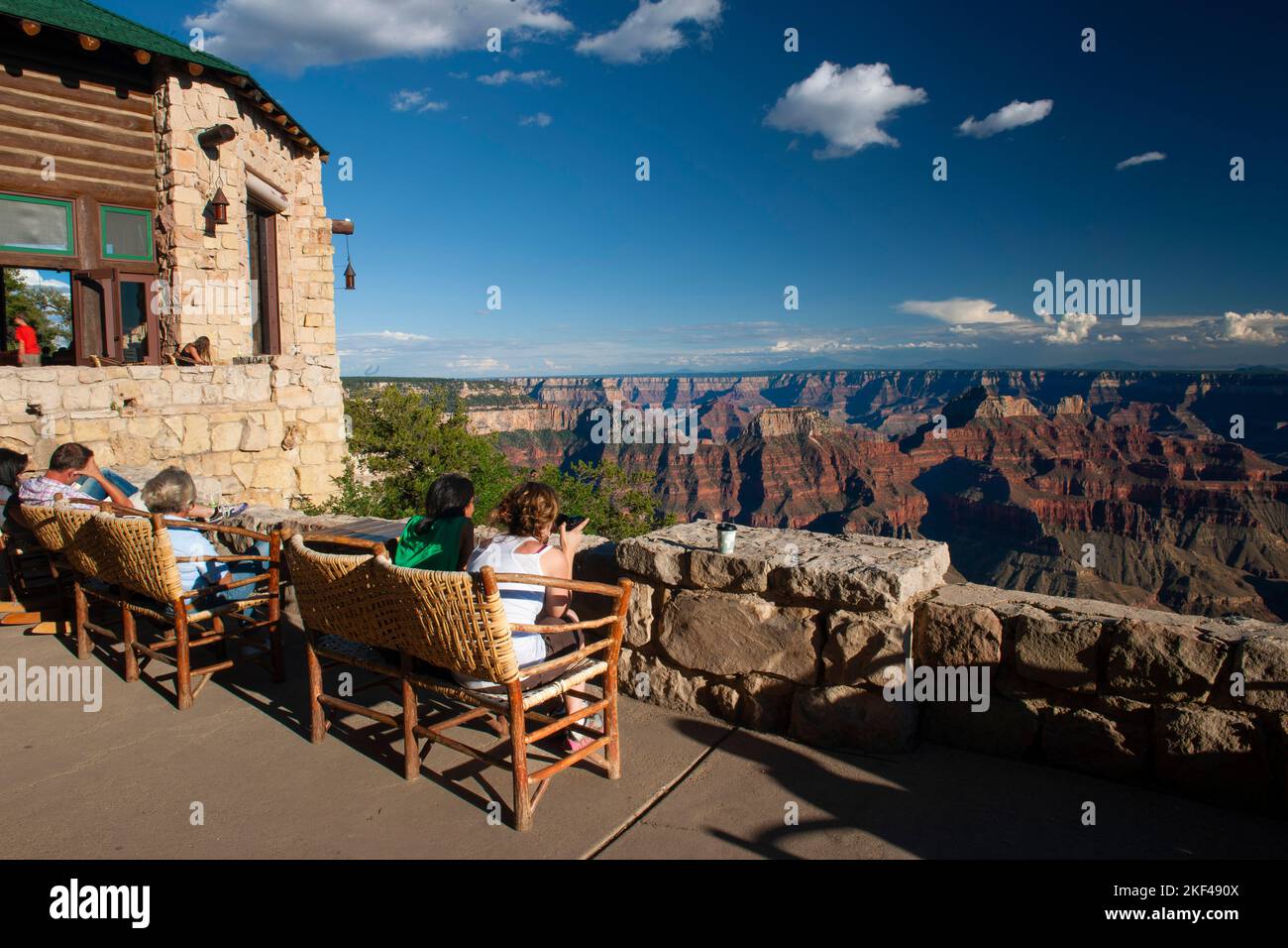 Gäste der Grand Canyon Lodge beobachten Sonnenuntergang, Grand Canyon North Rim, Nordrand, Arizona, USA, Nordamerika Stock Photo