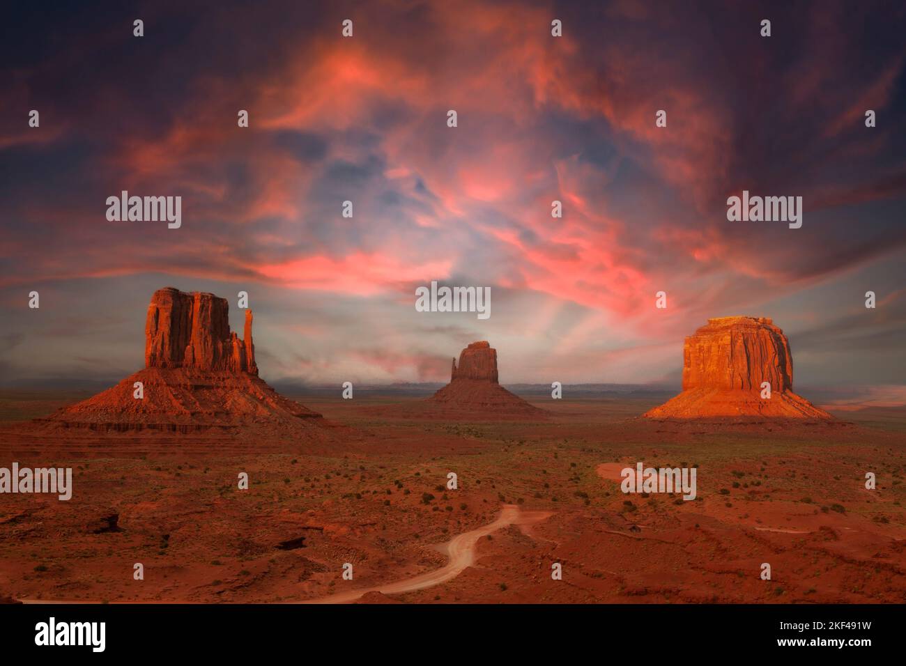 'The Mittens' Buttes, im letzten Licht , Monument Valley, Arizona, USA, Nordamerika Stock Photo