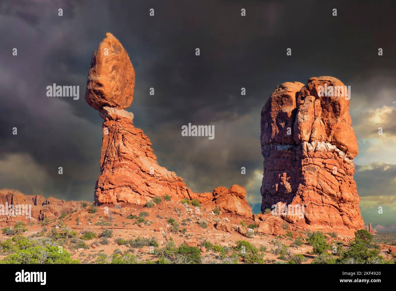 Balanced Rock bei Sonnenuntergang und aufziehendem Gewitter, Arches Nationalpark, Utah, Südwesten, USA, Nordamerika Stock Photo