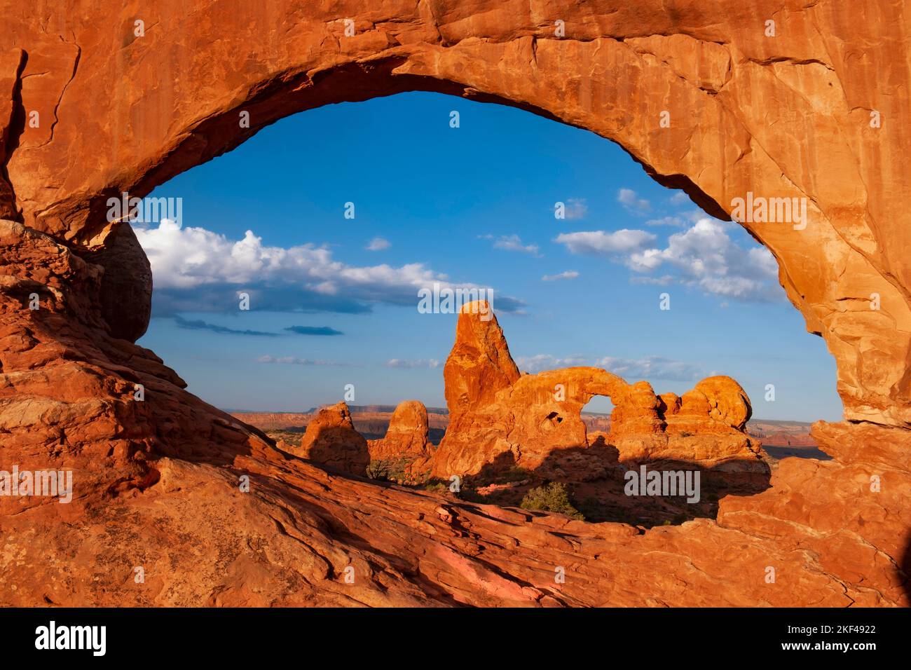 Blick durch den North Window Felsbogen am Morgen auf die Turret Arch Felsenformation, Arches Nationalpark, Utah, USA, Nordamerika Stock Photo