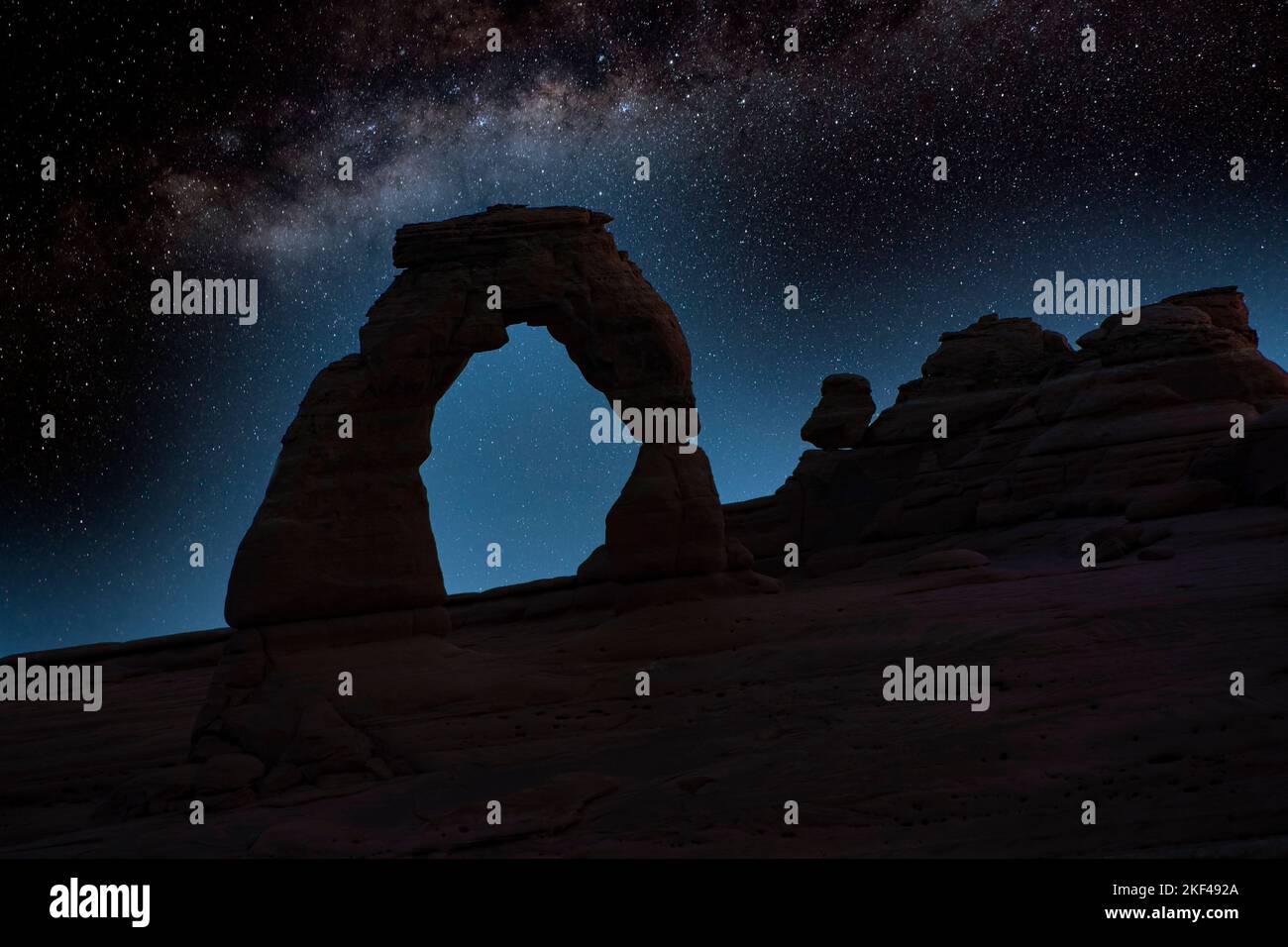 Delicate Arch Felsbogen bei Nacht mit Milchstraße, Arches Nationalpark, Utah, USA, Nordamerika Stock Photo
