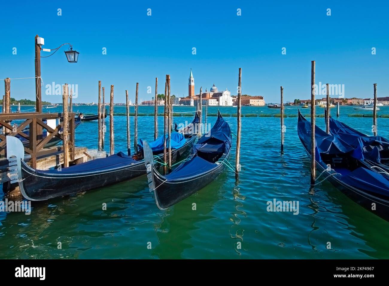 Gondeln an der Wasserfont mit der Insel San Giorgio, Venedig, Venetien, Adria, Norditalien, Italien Stock Photo