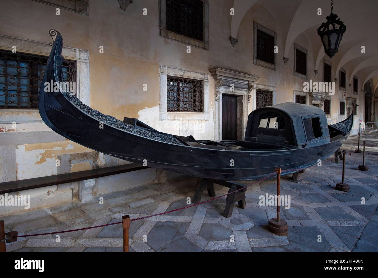 historische Gondel für Dogen, Dogenpalast im Innenhof, Venedig, Venetien, Italien Stock Photo