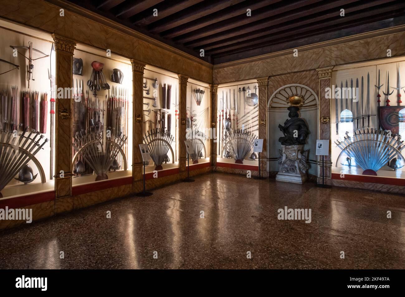 Ausstellung alter Waffen, Dogenpalast, Stadtteil San Marco, Venedig, Region Venetien, Italien Stock Photo