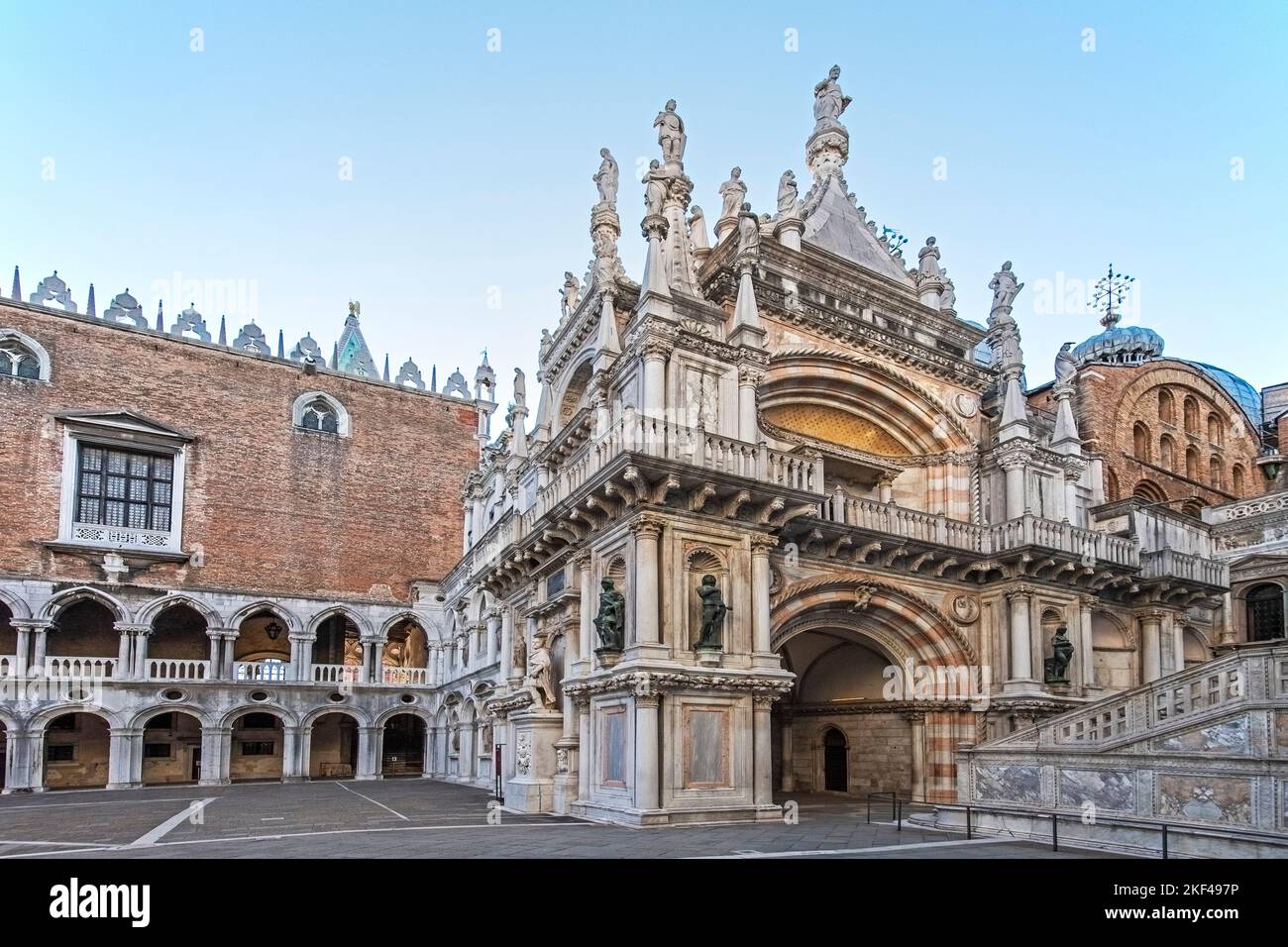 Gebäude im Innenhof, Dogenpalast, Venedig, Venetien, Italien Stock ...