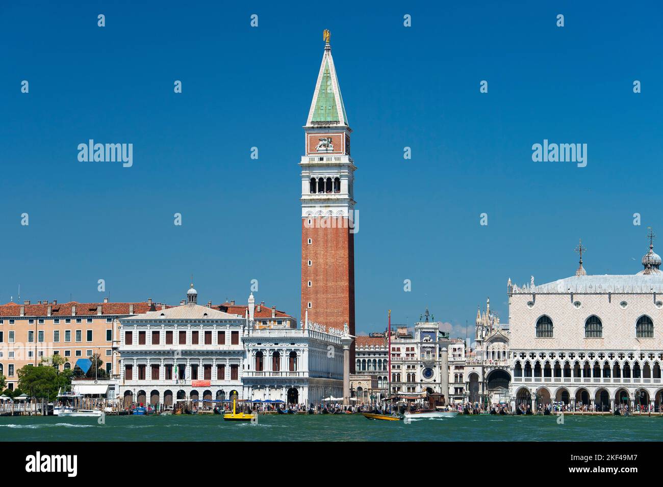 Ausblick von San Giorgio Maggiore auf Nationalbibliothek, Campanile, Markusplatz und Dogenpalast, Venedig, Venetien, Italien Stock Photo