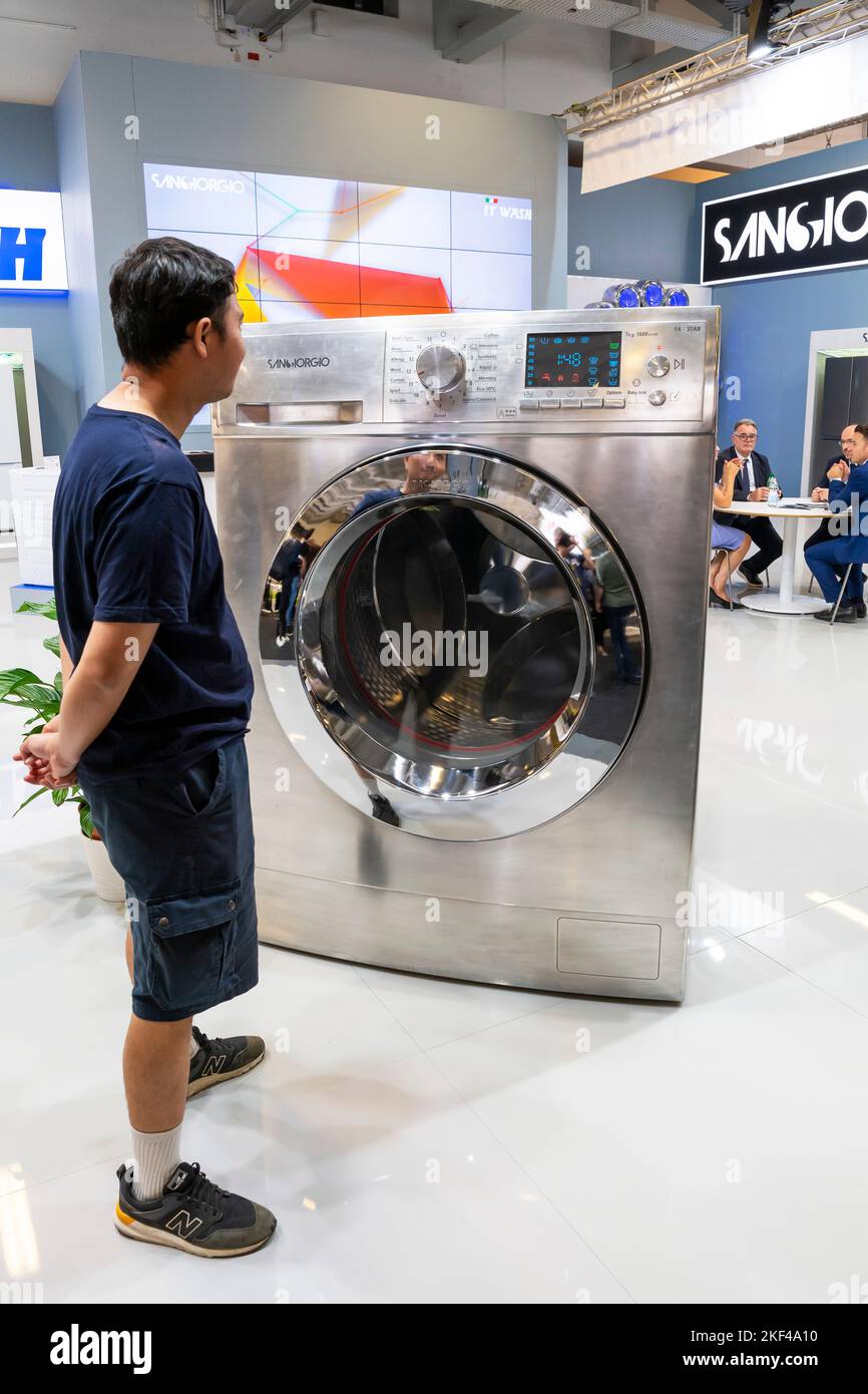 Besucher steht vor riesiger Waschmaschine der Firma San Giorgio ,IFA, Internationale Funkausstellung 2022, Berlin, Deutschland Stock Photo