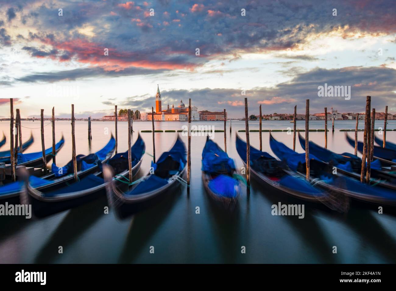 Gondeln vor der Piazzetta an der Lagune am Markusplatz bei Sonnenaufgang, hinten Insel San Giorgio, Venedig, Italien Stock Photo