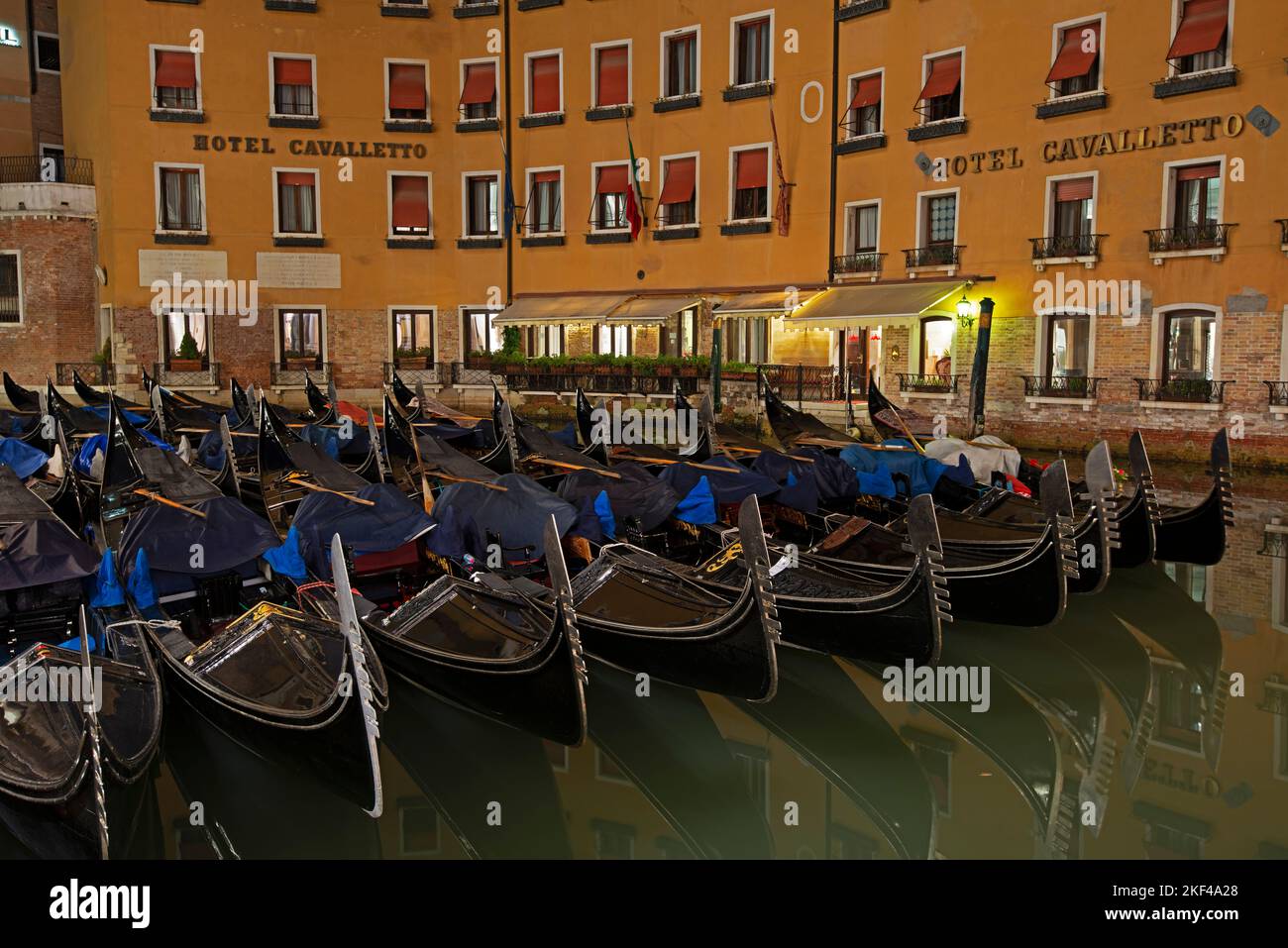 parkende Gondeln bei nacht, Bacino Orseolo, Venedig, Veneto, Italien Stock Photo