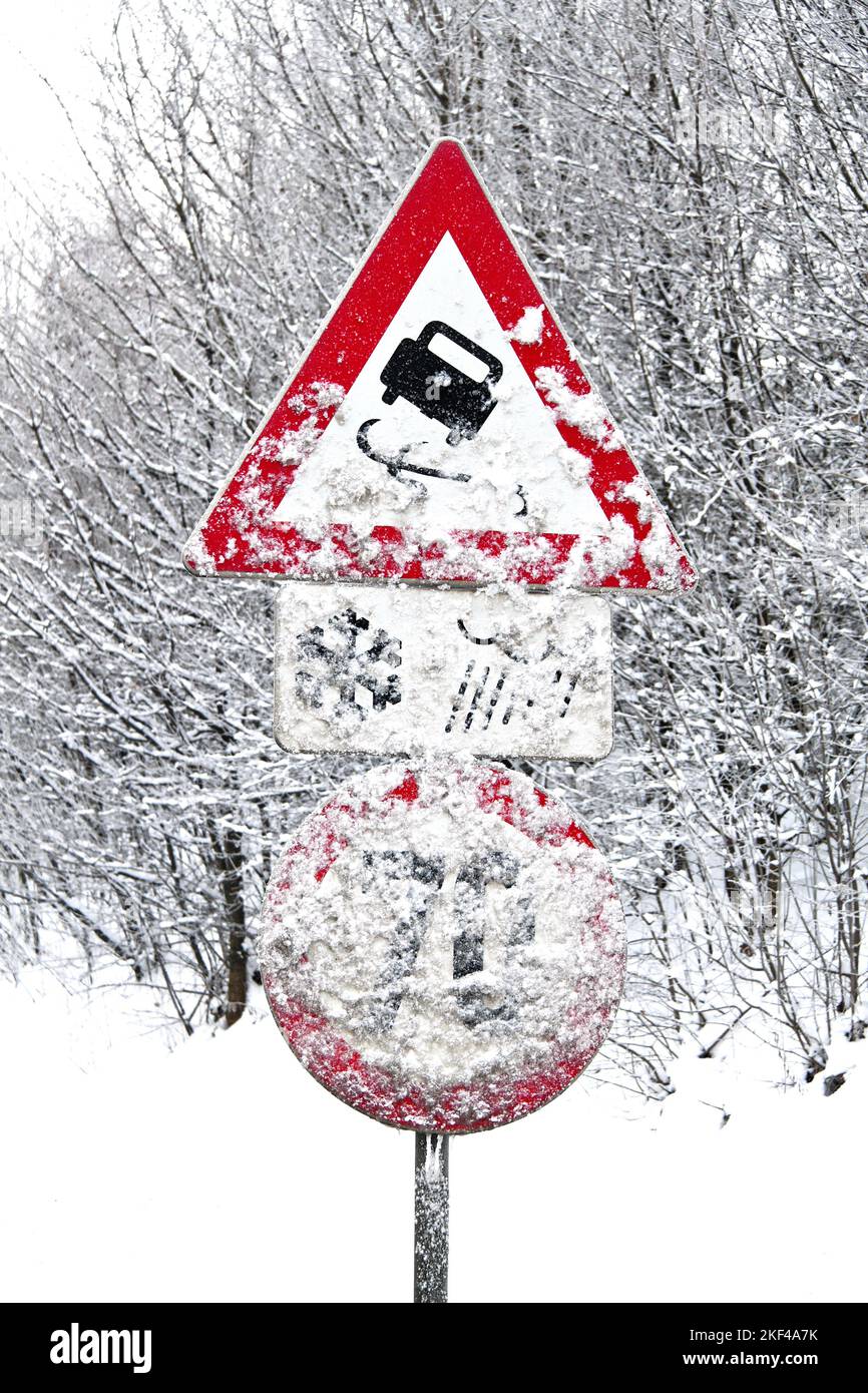 Ein verscheites Verkehrszeichen, Schleudergefahr im Winter, Neuschnee, 70 kmh, Vorsicht, Stock Photo