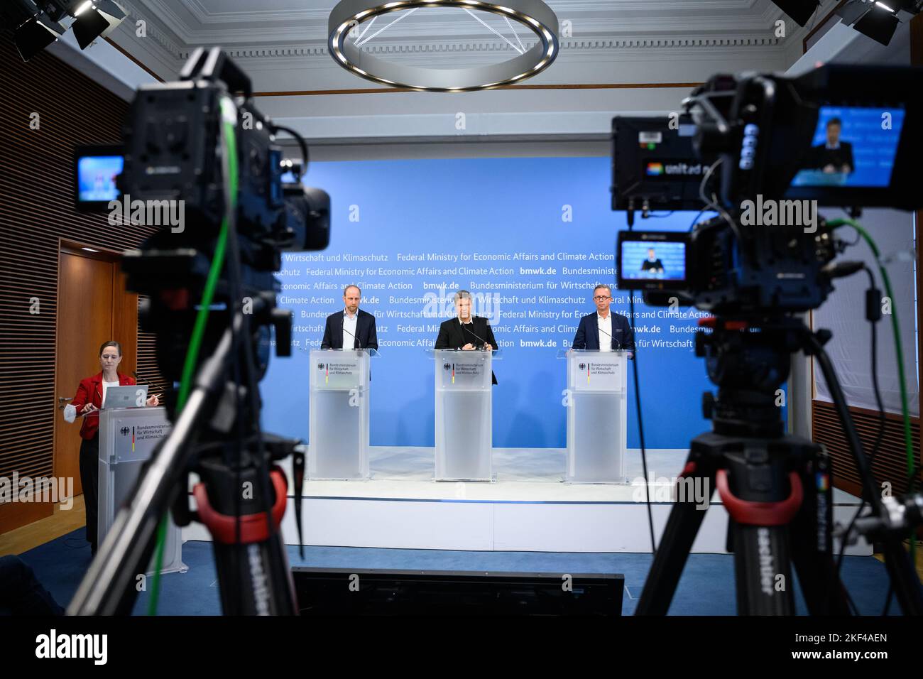 16 November 2022, Berlin: Robert Habeck (Bündnis 90/Die Grünen), Federal Minister for Economic Affairs and Climate Protection, together with Martin Sabel (l), Managing Director of the German Heat Pump Association (BWP), and Jan Brockmann (r), Member of the Board of the German Heating Industry Association (BDH), comment on the second Heat Pump Summit during a press statement at the Federal Ministry for Economic Affairs and Energy. Following an initial meeting in the summer of 2022, representatives of the industry and politicians will once again discuss how the production and installation of hea Stock Photo