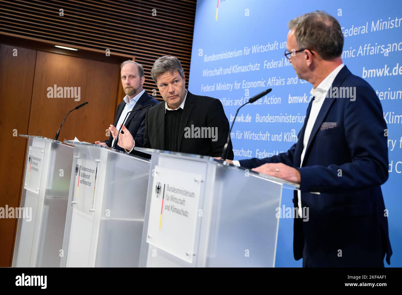 16 November 2022, Berlin: Robert Habeck (Bündnis 90/Die Grünen), Federal Minister for Economic Affairs and Climate Protection, together with Martin Sabel (l), Managing Director of the German Heat Pump Association (BWP), and Jan Brockmann (r), Member of the Board of the German Heating Industry Association (BDH), comment on the second Heat Pump Summit during a press statement at the Federal Ministry for Economic Affairs and Energy. Following an initial meeting in the summer of 2022, representatives of the industry and politicians will once again discuss how the production and installation of hea Stock Photo