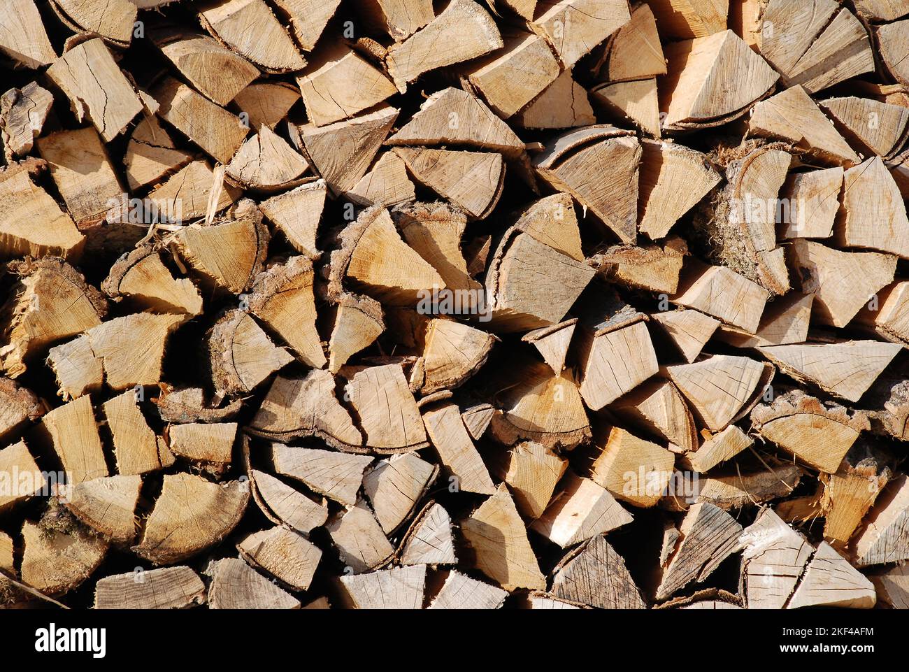 Gestapeltes Brennholz, Kaminholz, Vorrat für den Winter bei steigenden Energiepreisen, Kaminfeuer, Stock Photo