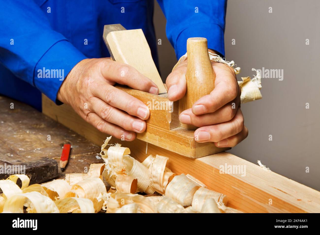 Ausbildung in einer Tischlerei, Handwerker produziert Holzspäne, Tischlerhobel, Tischlerei, Tischler, Schreiner, Handwerksberuf, Möbelbau, Holzhobel, Stock Photo