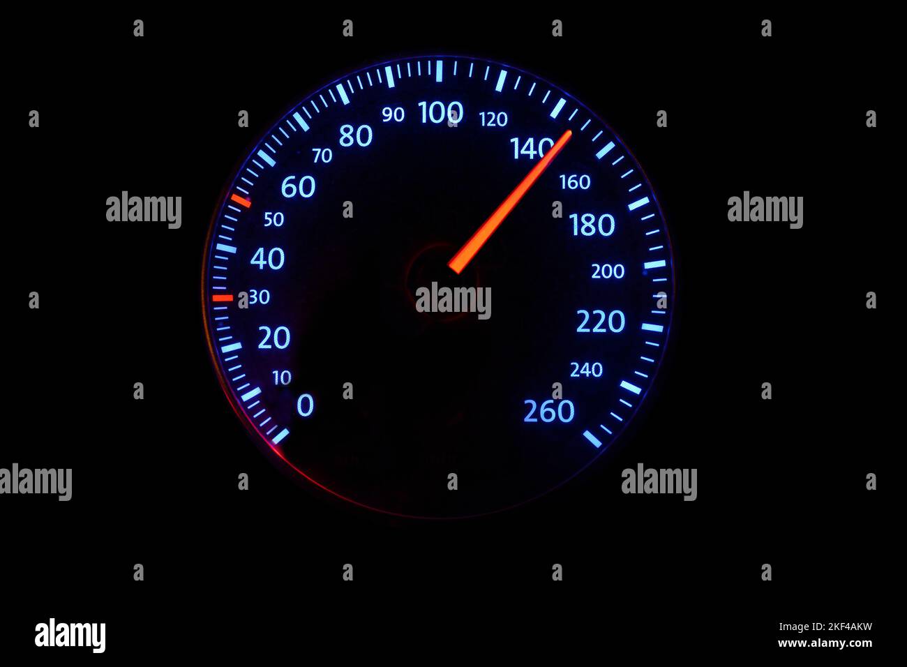 Ein Tachometer mit Geschwindigkeitsanzeige von fast 150 km/h auf der Autobahn, Tacho, digital, digitaler, Tachometer, Geschwindigkeitsmesser, Stock Photo