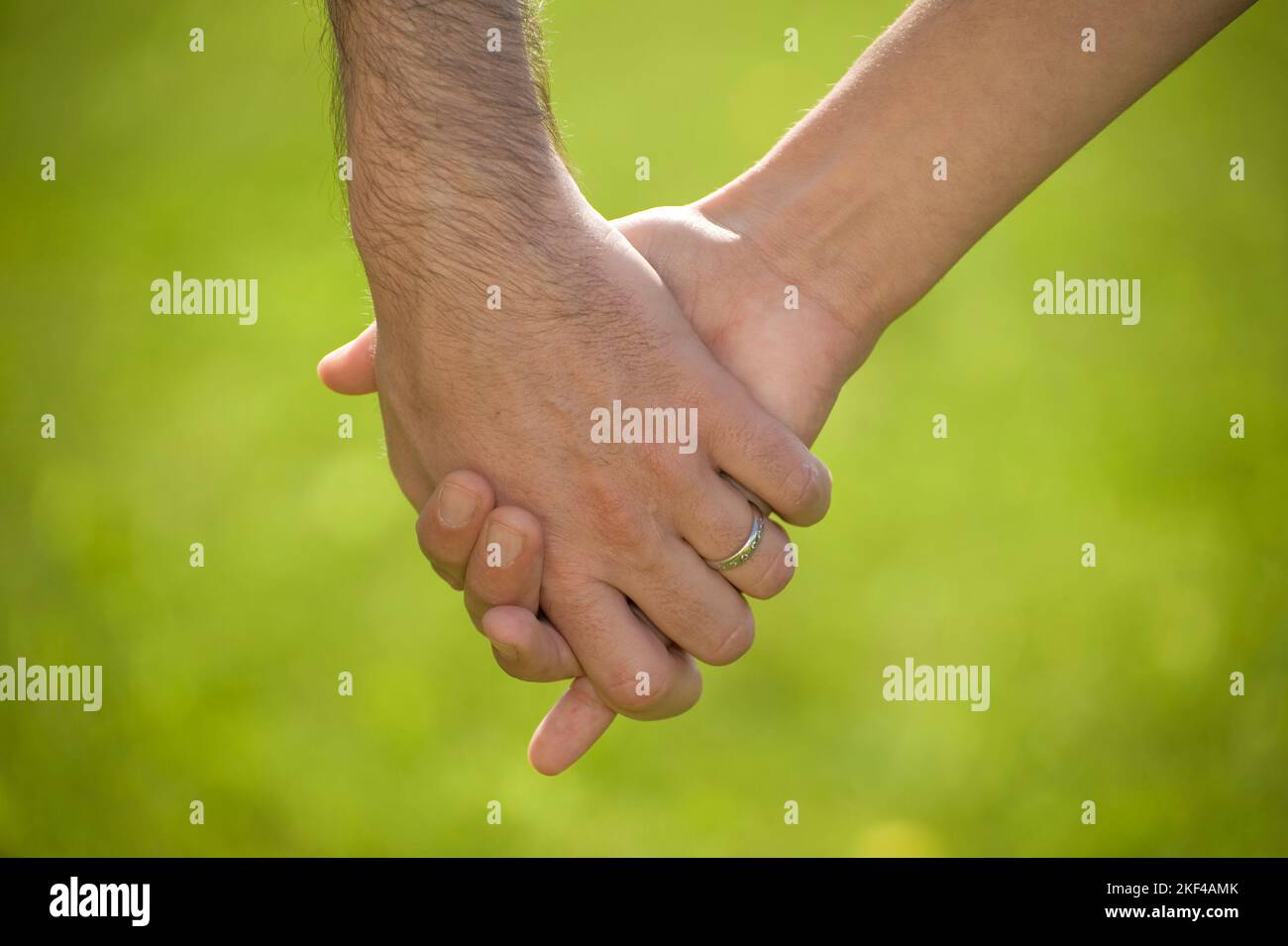 Hand in Hand, Mann und Frau, Paar, Ehepaar, Verlobt, Verlobte, glücklich, Glückliche, Stock Photo