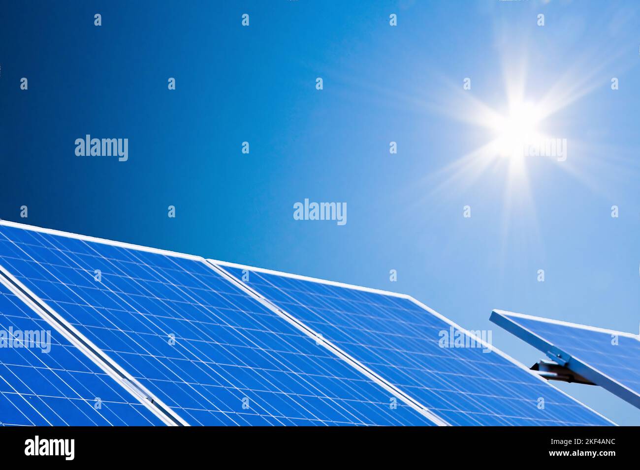 Regenerative, alternative Solarenergie. Sonnenenergie, Kraftwerk, Solaranlage, Photovoltaik, Umweltfreundlich, Stock Photo