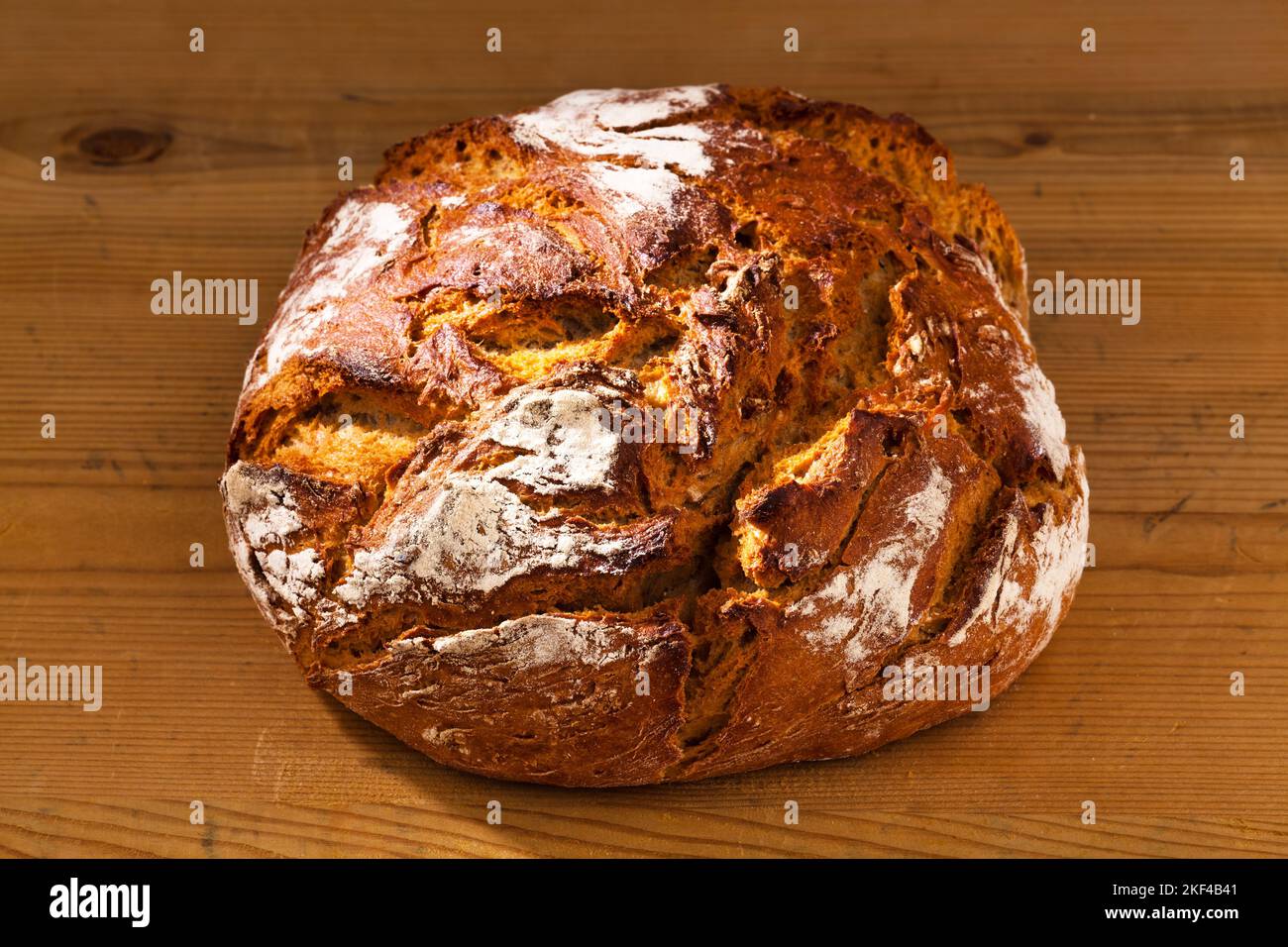 Ein  Laib Brot. Gesunde Ernährung durch frische Backwaren, Rustikales Brot, Bauernbrot, Krustenbrot, Stock Photo