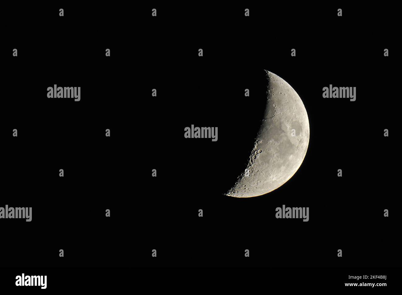 Mond, Erdmond, Halbmond gesehen von der Nordhalbkugel, Deutschland, Europa, Zunehmender Sichelmond, Stock Photo