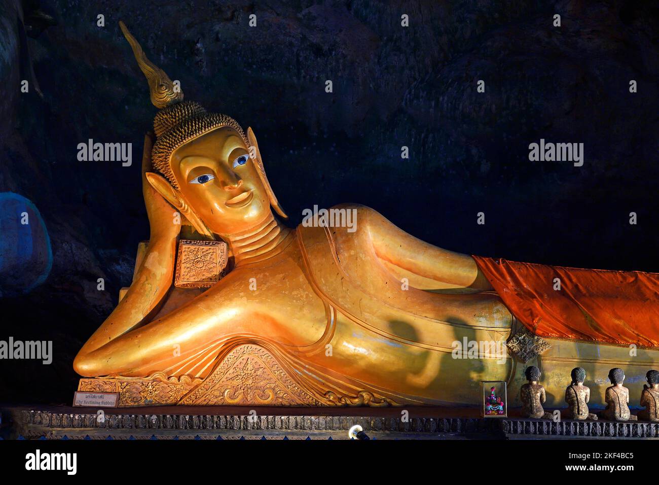 liegender goldener Buddha im Höhlentempel Wat Tham Suwan Khuha, Phang Nga, Thailand Stock Photo