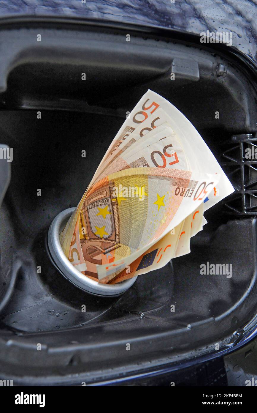 Symbolfoto Steigende Benzinkosten, Euro-Banknoten im Einfüllstutzen, Benzintank, Tankverschluss, Stock Photo