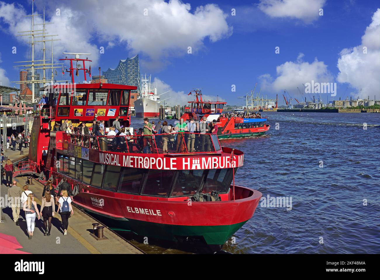 Deutschland, Hamburg, HafenCity, Ausflugsschiff,  Fluss, Elbe, Stock Photo