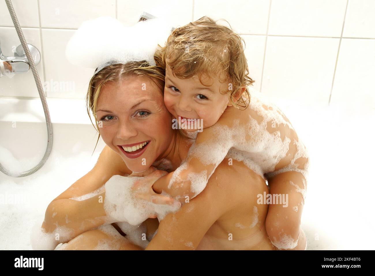 Mutter und kleiner Sohn haben Spass in der Badewanne, Blond, Blonde, Blondine, Frau, 25, 30, Sohn, 3, 4, Jahre, Stock Photo