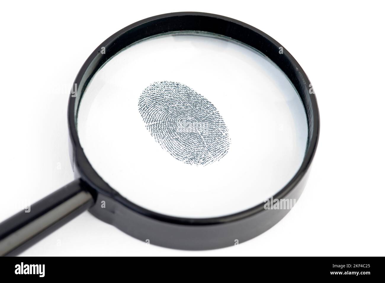 Ein Fingerabdruck wird durch die Lupe betrachtet, Tatverdächtiger, Krimineller, Verbrecher, Täterspuren, DNA, Stock Photo
