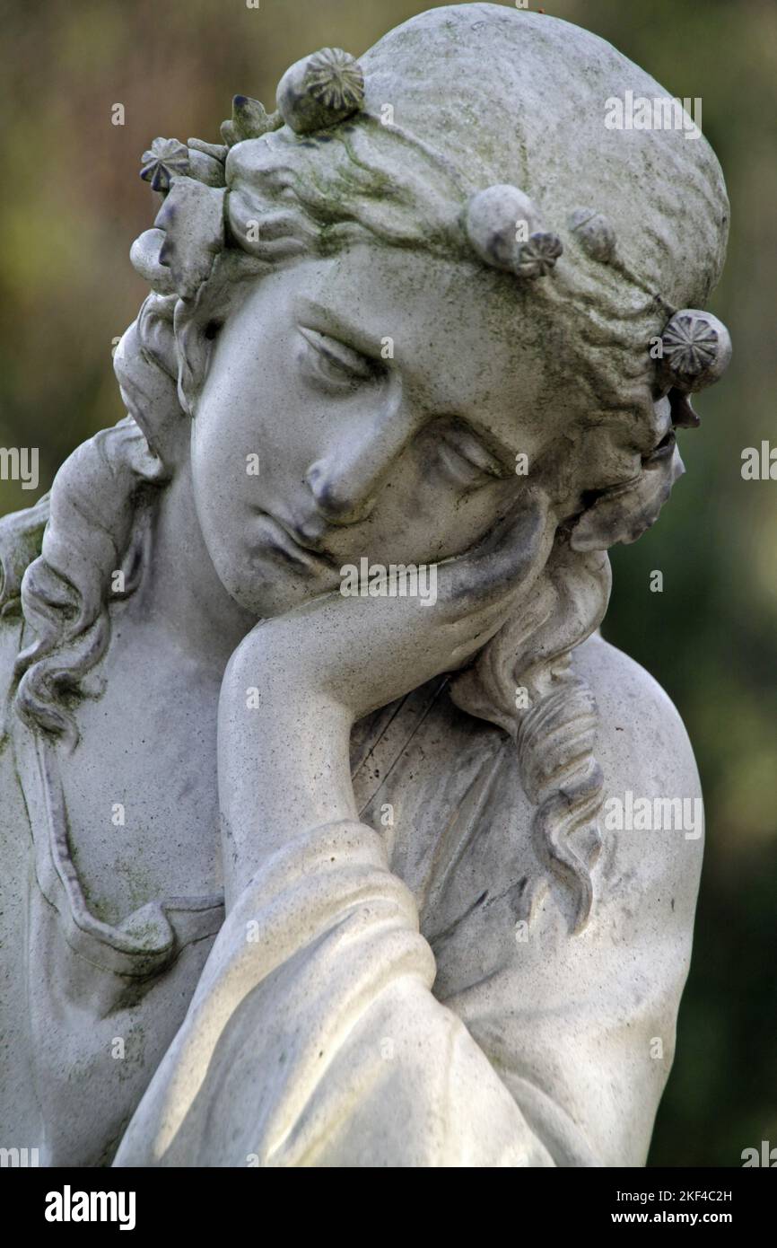 Grabstatue einer trauernden Frau Stock Photo