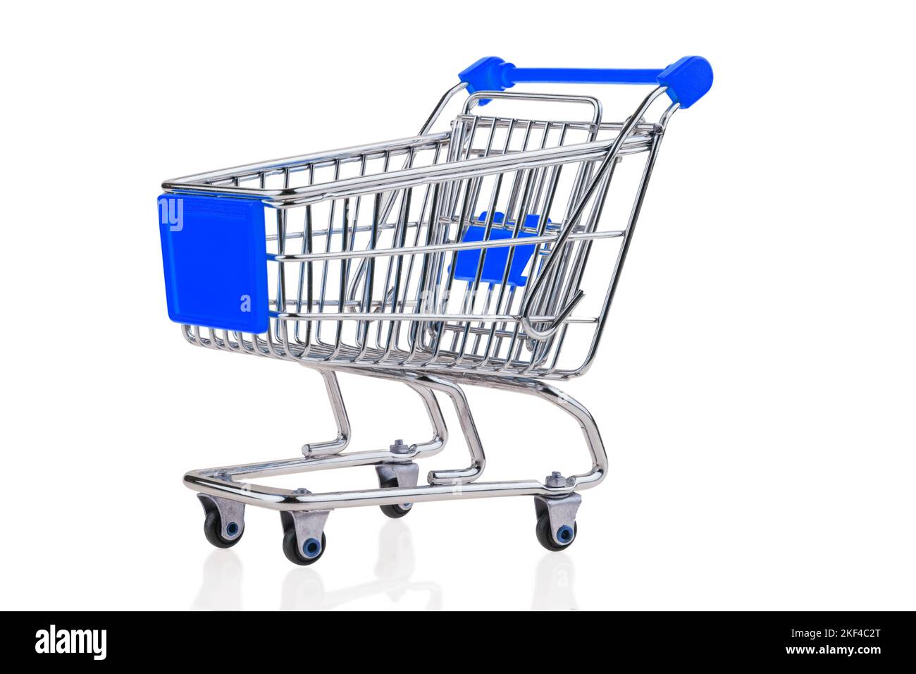 Ein leerer Einkaufswagen auf weißem Hintergrund. Symbolfoto für Einkaufen, blaue Werbefläche, Stock Photo