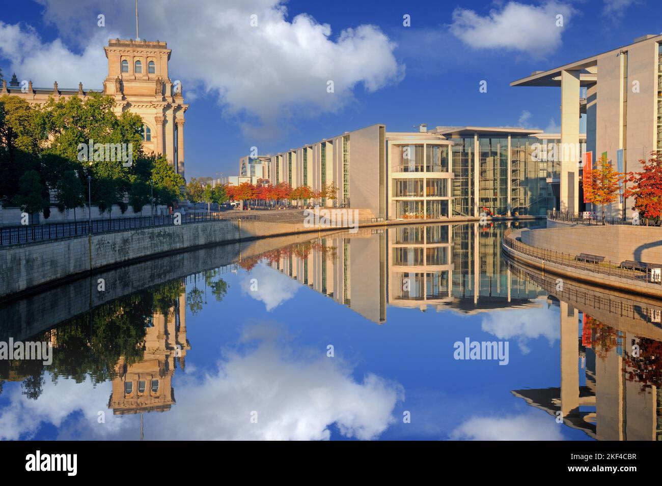 Paul-Löbe-Haus und Marie-Elisabeth-Lüders-Haus, spiegeln sich im Herbst bei Sonnenaufgang in der Spree,  Berlin, Deutschland, Europa, öffentlicher Gru Stock Photo