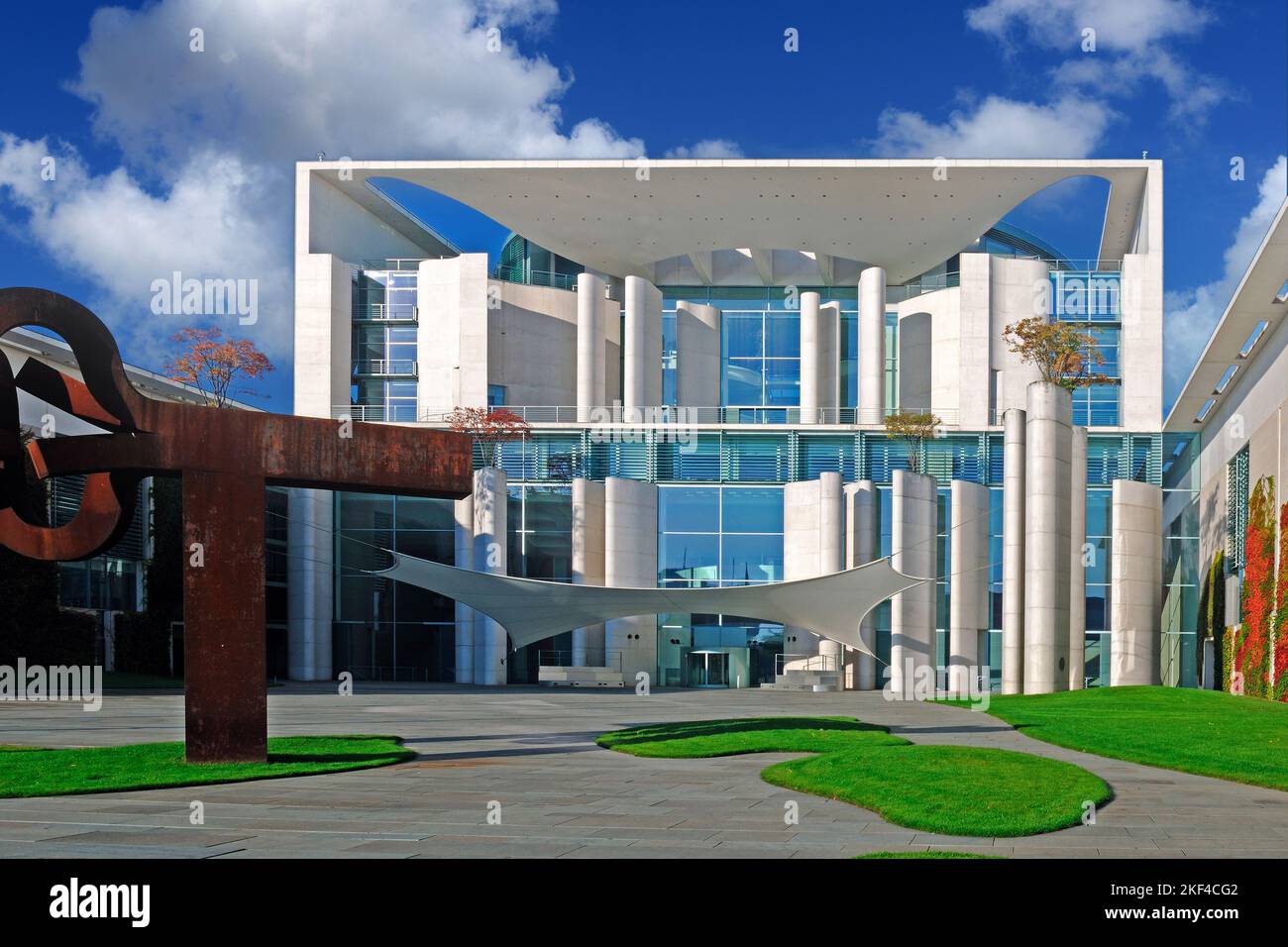 Paul-Loebe-Haus und Marie-Elisabeth-Lueders-Haus, spiegeln sich im Herbst bei Sonnenaufgang in der Spree,  Berlin, Deutschland, Europa, oeffentlicher Stock Photo
