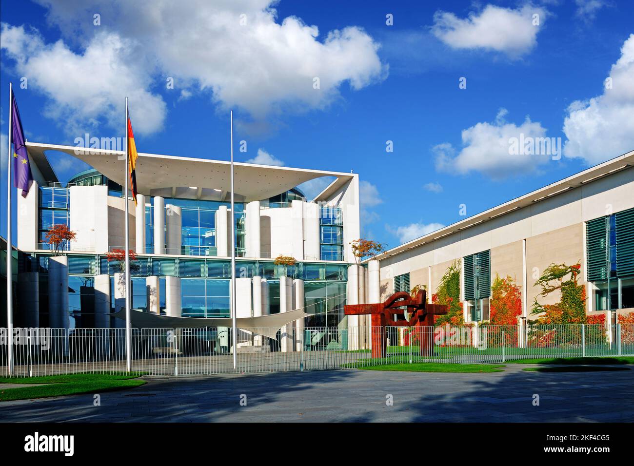 Paul-Loebe-Haus und Marie-Elisabeth-Lueders-Haus, spiegeln sich im Herbst bei Sonnenaufgang in der Spree,  Berlin, Deutschland, Europa, oeffentlicher Stock Photo