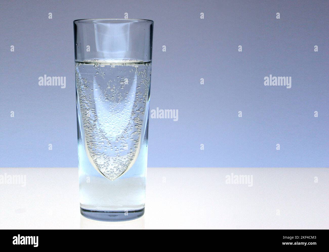 Wasserglas, Glas mit Wasser, Mineralwasser, Trinkwasser, mit Kohlensäure, Aspirin Tablette wird aufgelöst, Aspirin C, Stock Photo