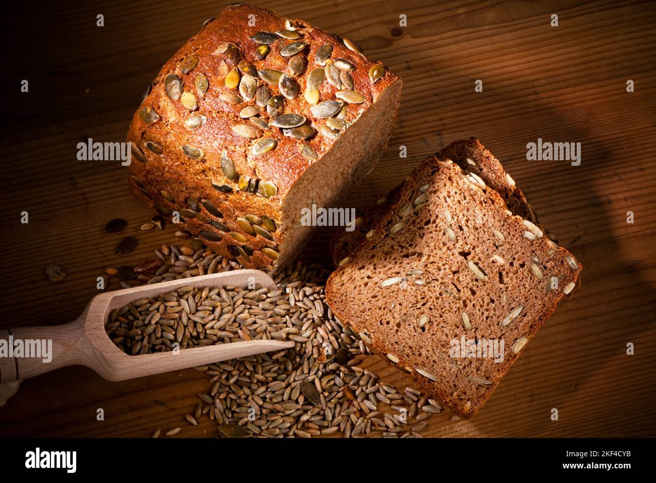 Ein frisches Brot mit Kürbiskernen zur gesunden Ernährung. Backwaren, Schwarzbrot, Getreide auf einer Schaufel, Stock Photo