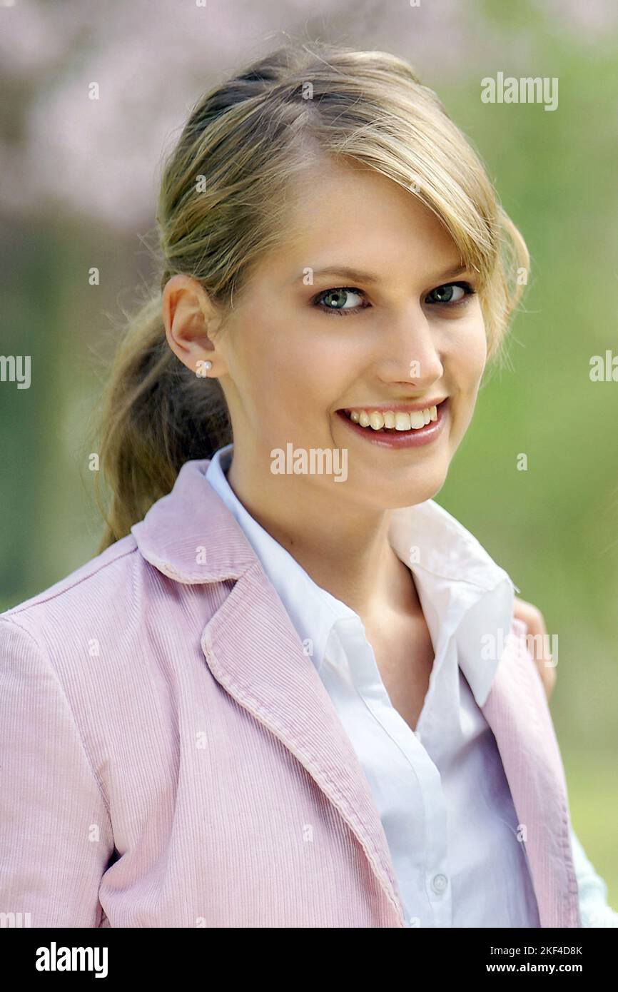 Junge blonde Frau, 30, 35, Jahre, lächelt in die Kamera, Porträt, Stock Photo