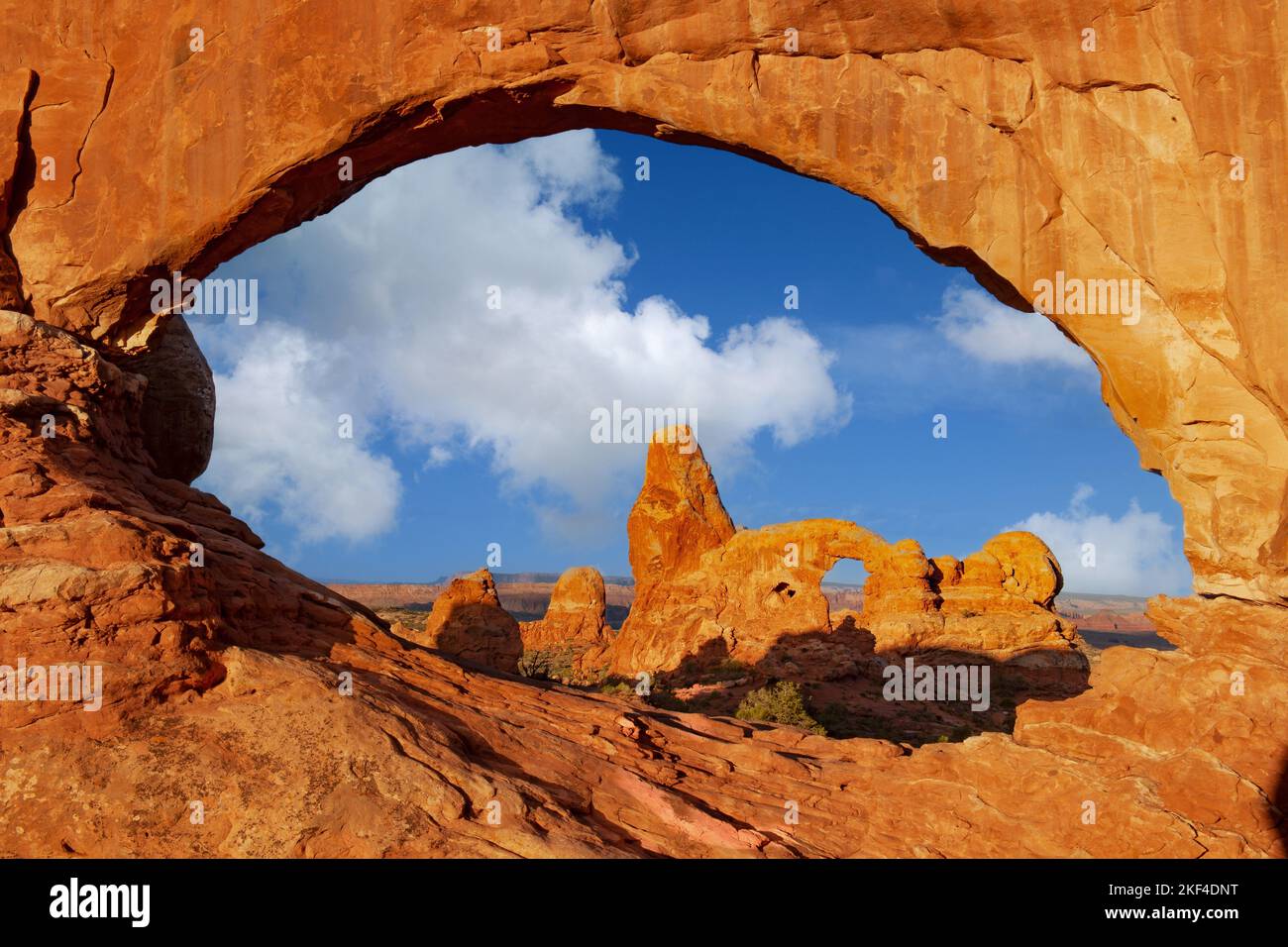 Blick durch den North Window Felsbogen am Morgen auf die Turret Arch Felsenformation, Arches Nationalpark, Utah, USA, Nordamerika Stock Photo