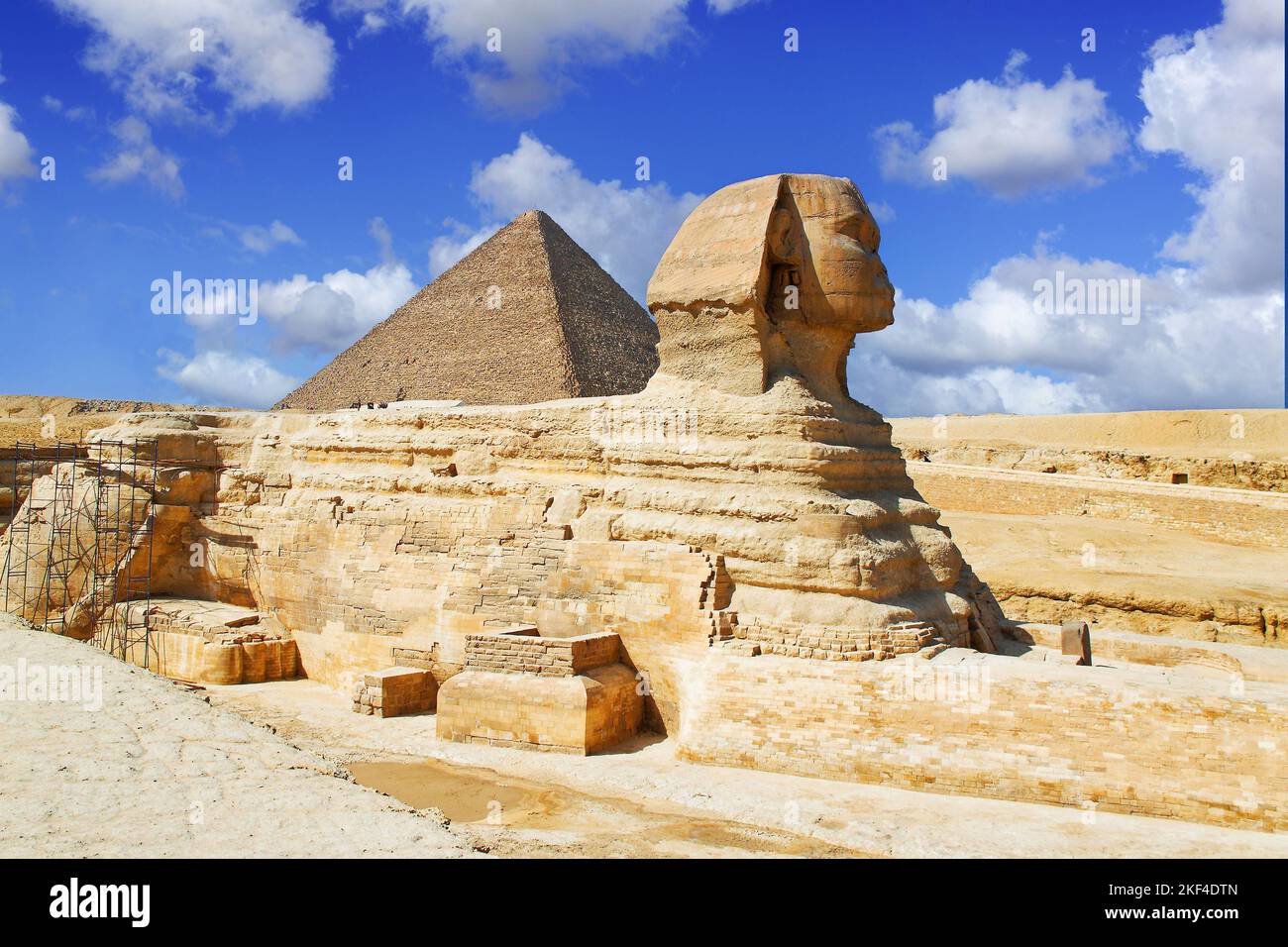 Die Grosse Sphinx Von Gizeh Mit Der Chephren-Pyramide, Ägypten Stock ...