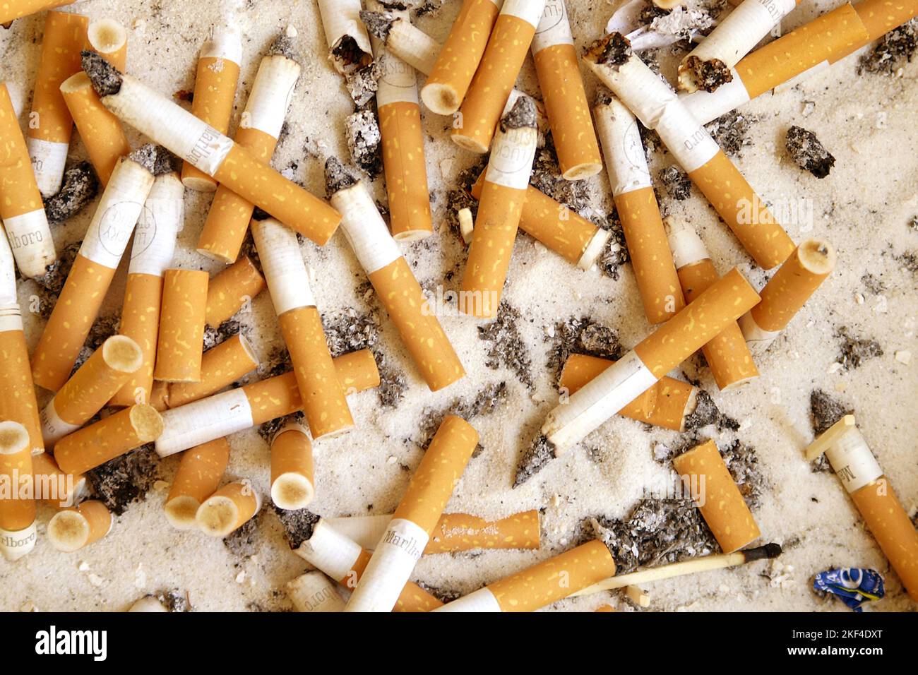 Voller Aschenbecher in der Raucherzone, Zigaretten, Zigarttenkonsum, Gesundheitsschädlich, geraucht, gerauchte, Stock Photo