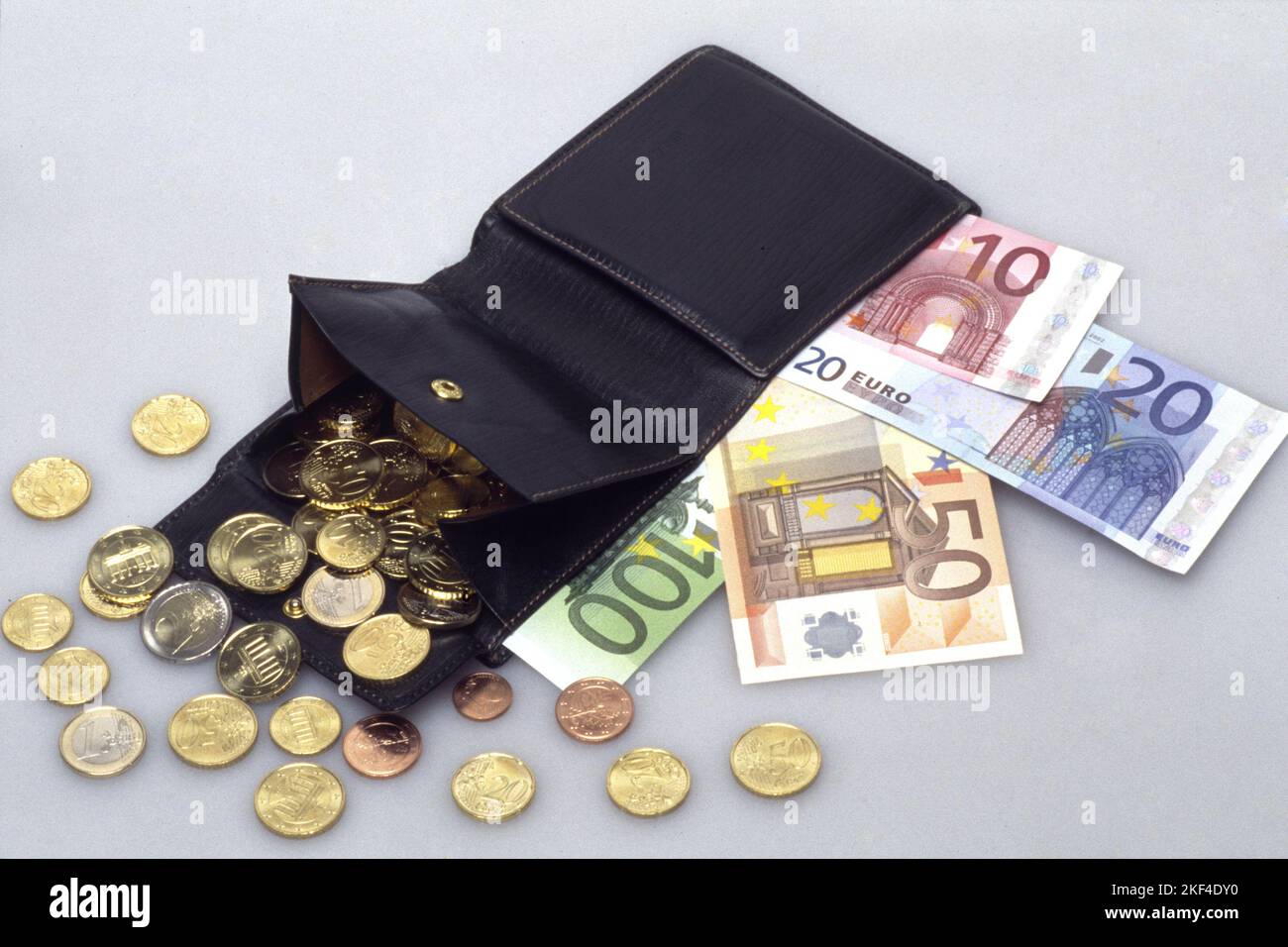 Geldbörse mit Euromünzen und Banknoten, Freisteller, Inflation, Teuerungsrate, Hartz IV, Rente, Pension, Mindesteinkommen, Stock Photo