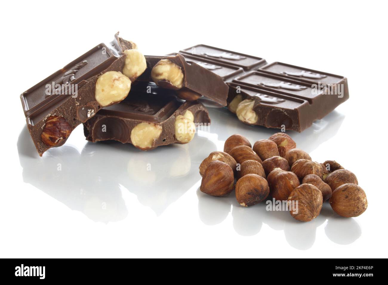 Schokolade mit Nüssen, Haselnüsse, Vollmilchschokolade mit ganzen Haselnüssen, Stock Photo