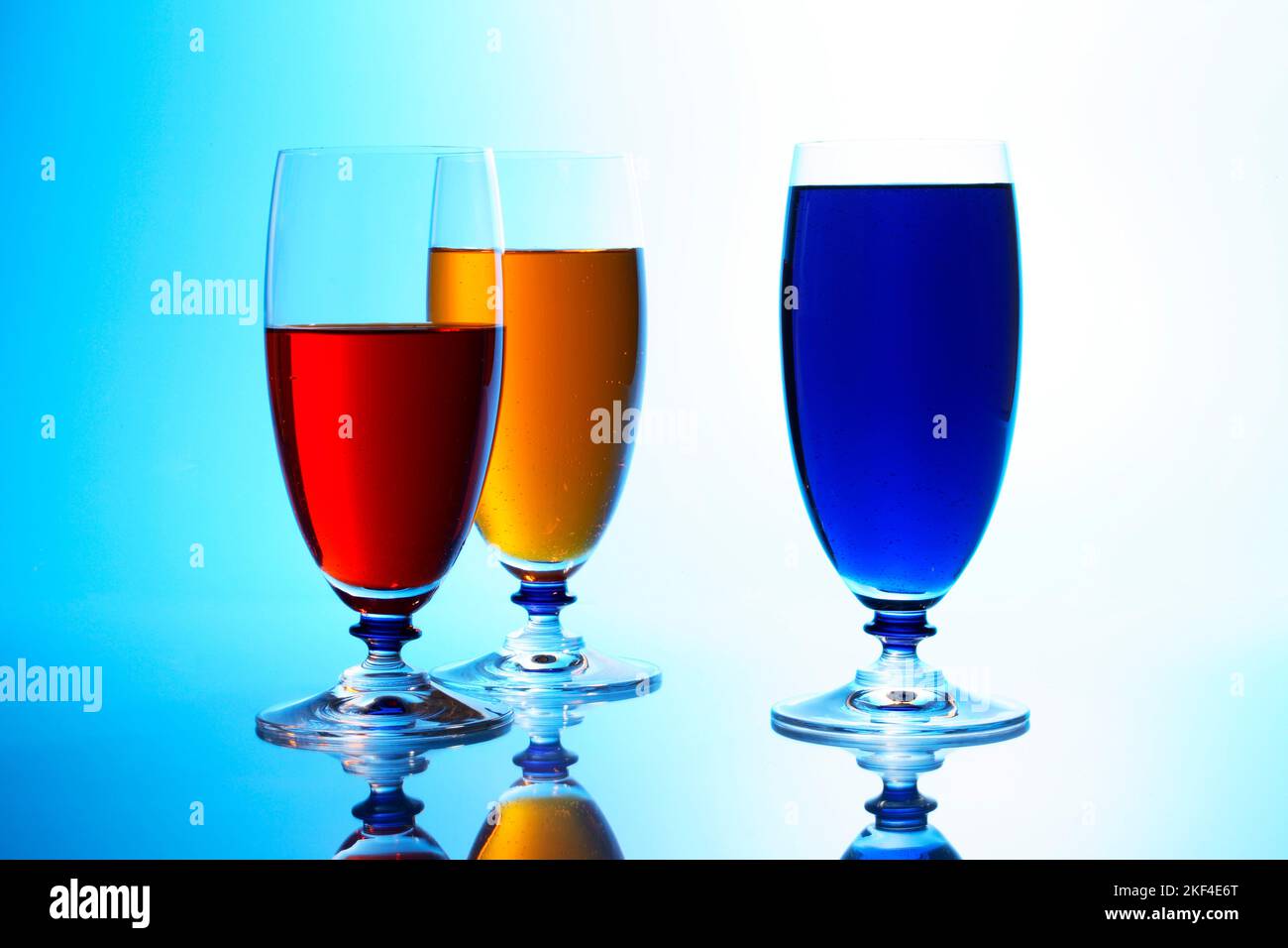 Drei Gläser mit farbigen Getränken Stock Photo