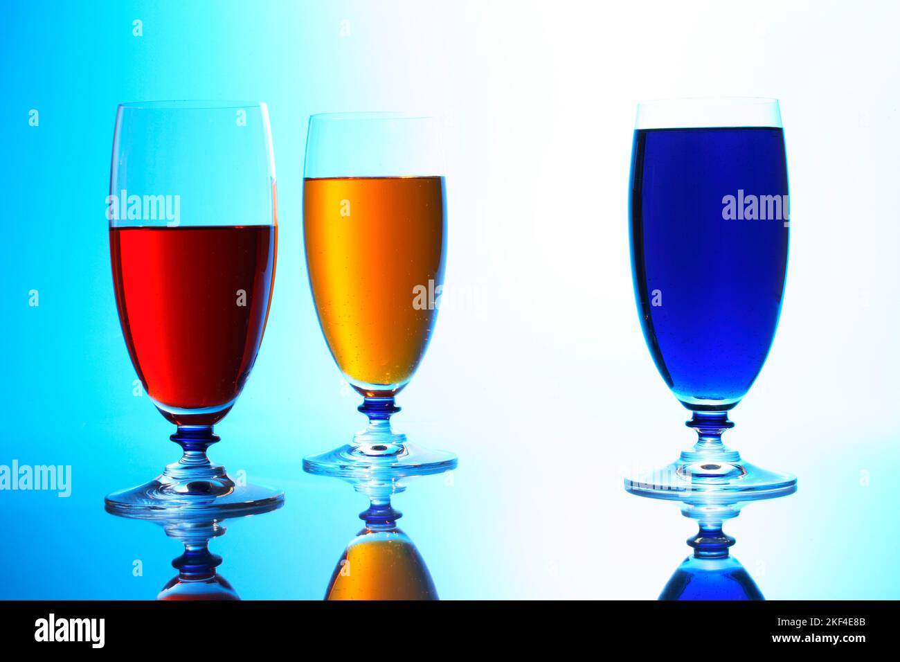 Drei Gläser mit farbigen Getränken Stock Photo