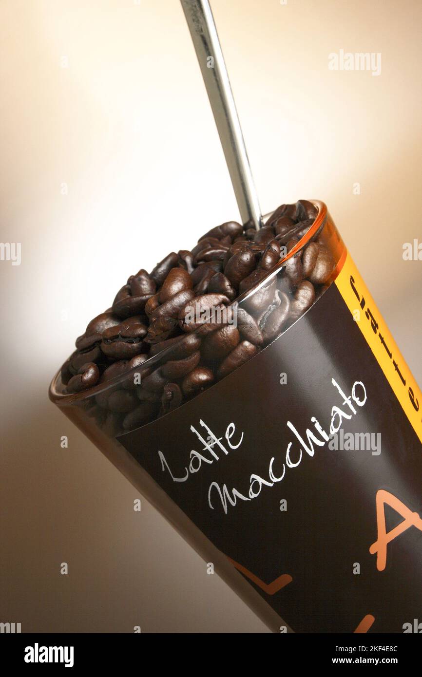 Latte Macchiato Glas mit Kaffeebohnen Stock Photo - Alamy