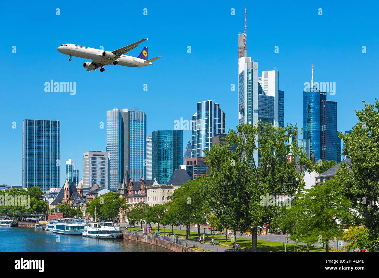 Die Skyline von Frankfurt am Main im Sommer, Flugzeug, Lufthansa, Airbus A310-100, Überflug, Stock Photo