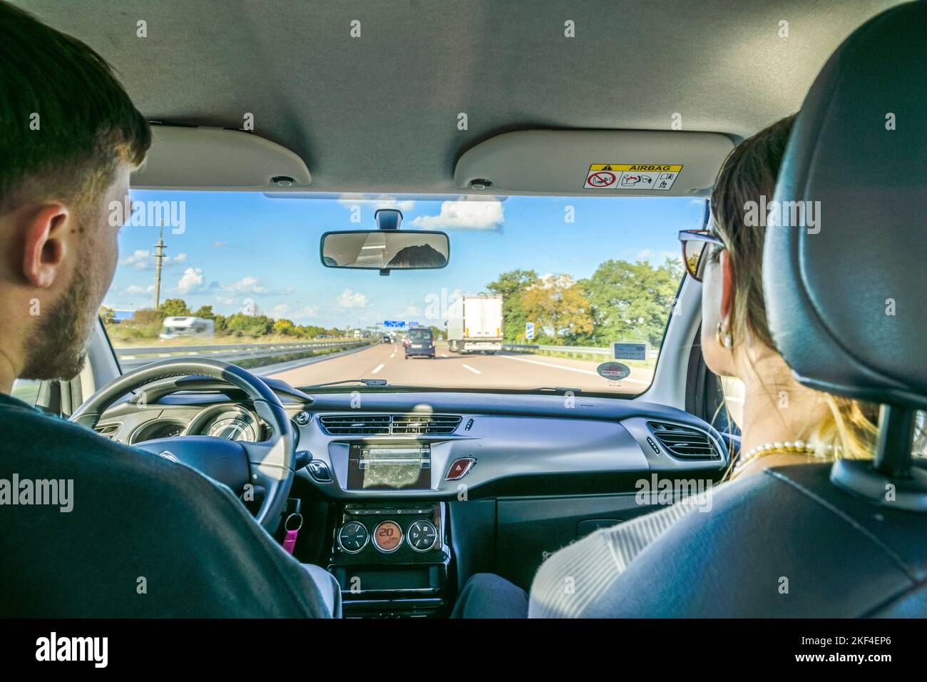 Fahrer, Beifahrerin, Deutsche Autobahn Stock Photo