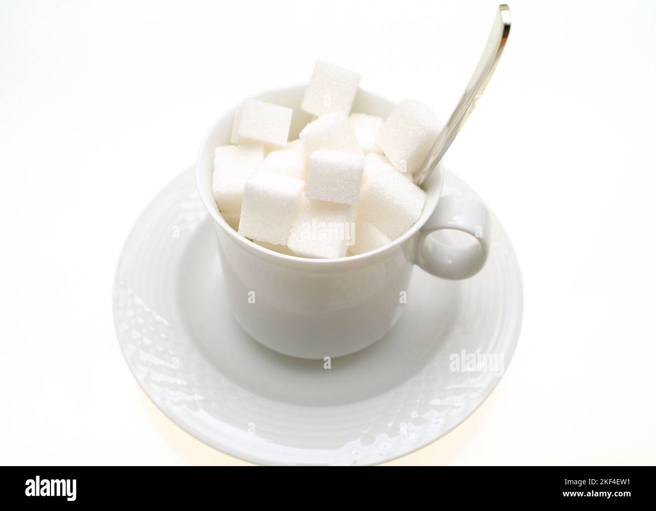 Eine Kaffeetasse voll mit Zuckerwürfel, Diabetes, Diät, Zucker, Kalorien, Süsses, Stock Photo