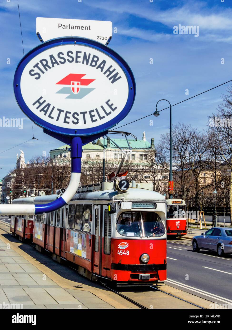 Die Strassenbahn in Wien, Österreich. Öffentlicher Nahverkehr in Städten, hält an einer Haltestelle beim Parlament, Stock Photo