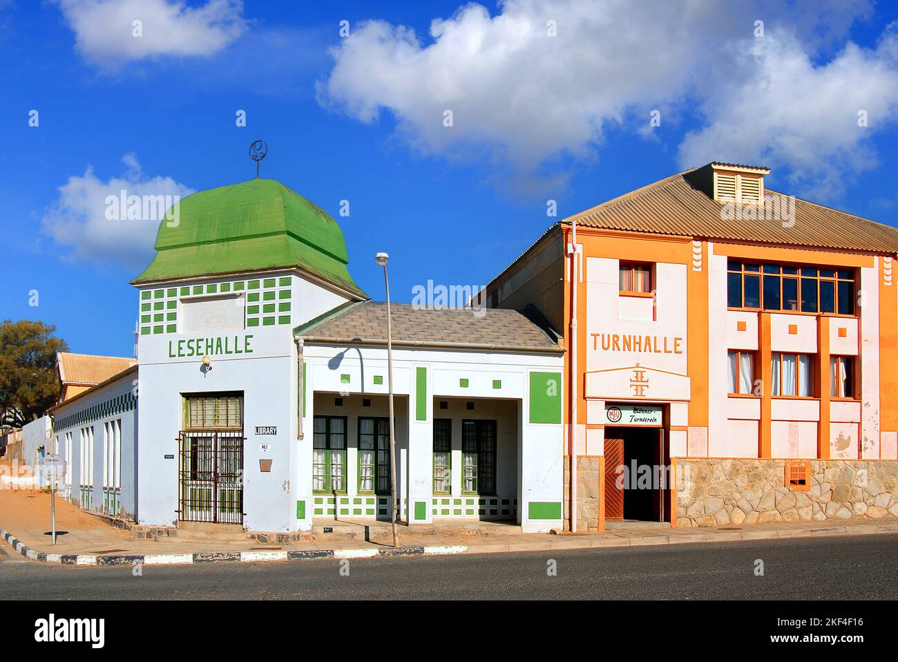 Deutsches Gebäude aus der Kolonialzeit in Lüderitz, Namibia. Turnhalle und Lesehalle, Bücherei, Stock Photo